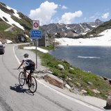 Le col du Grand-St-Bernard et l'hospice à l'arrière-plan.